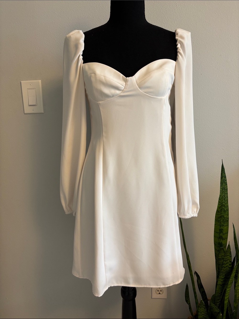 Aritzia Wilfred Ivory Long-Sleeve Sweetheart Mini Dress size 2